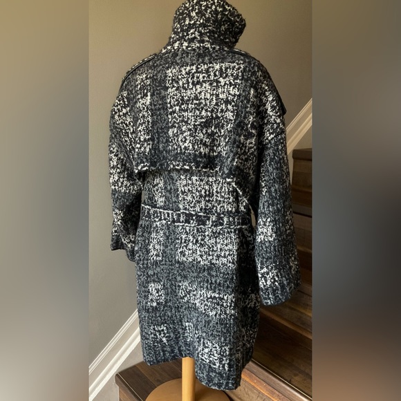 Beautiful Authentic Burberry Coat Size Large - Picture 6 of 15